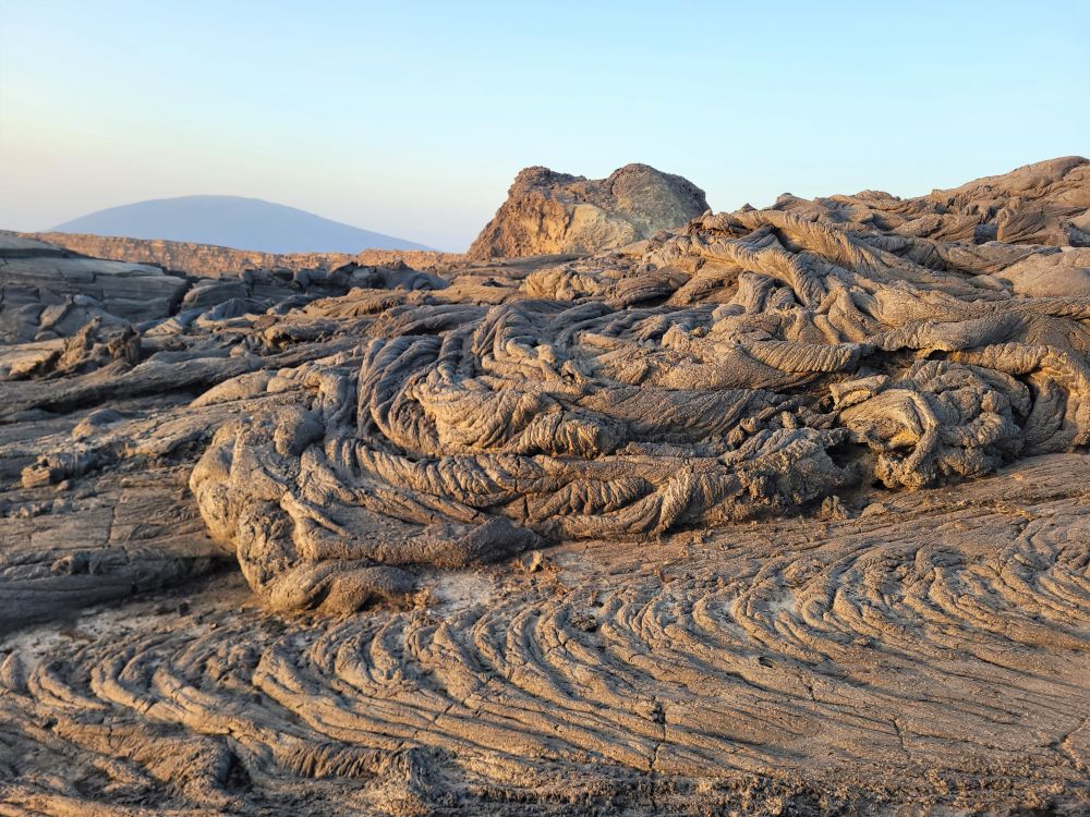 Provazovitá láva je výsledkem nedávného výlevu lávy o&nbsp;nízké viskozitě (vulkán Erta Ale).